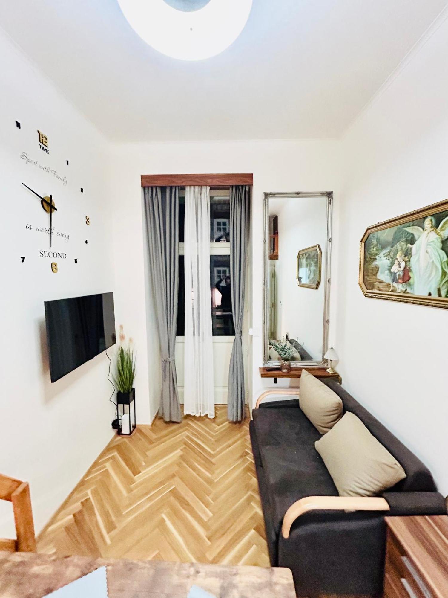 Cozy Design Homestay With Terrace Прага Екстериор снимка