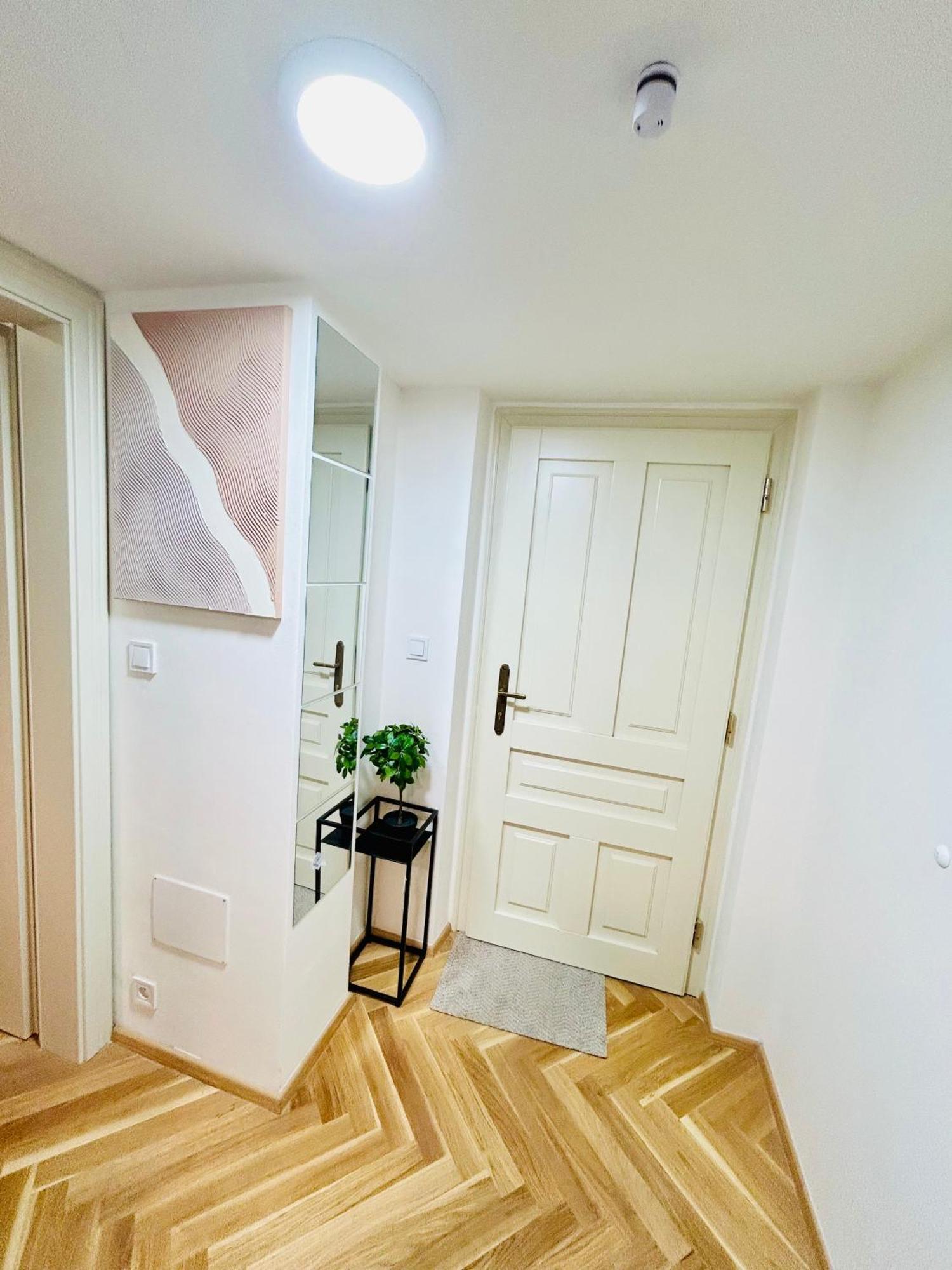 Cozy Design Homestay With Terrace Прага Екстериор снимка